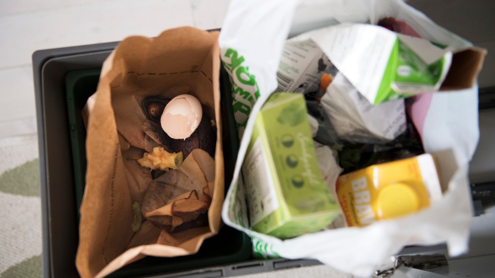 Det går redan i dag att papperspåsar för matavfall på återvinningscentralerna, skriver Jonathan Sohl.