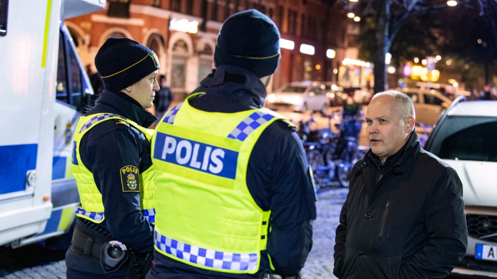 Debatten kring gängkriminaliten och det grova våldet gynnar Sverigedemokraterna. Migrationsminister Morgan Johansson (S) besökte Malmö efter de senaste skjutningarna. 