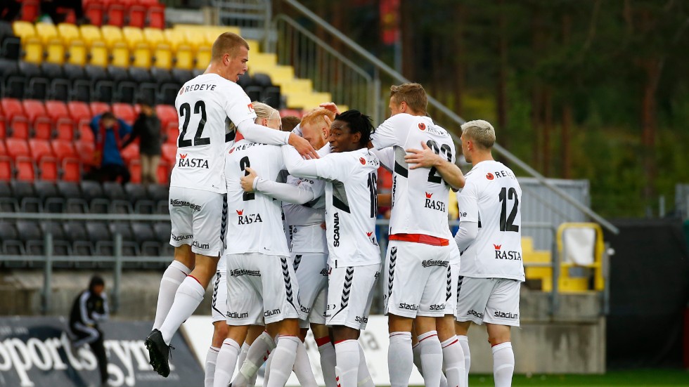 Kalmarjubel efter 2-1 av Kalmars Nils Fröling mot Östersund. 22:an är Alexander Ahl-Holmström.