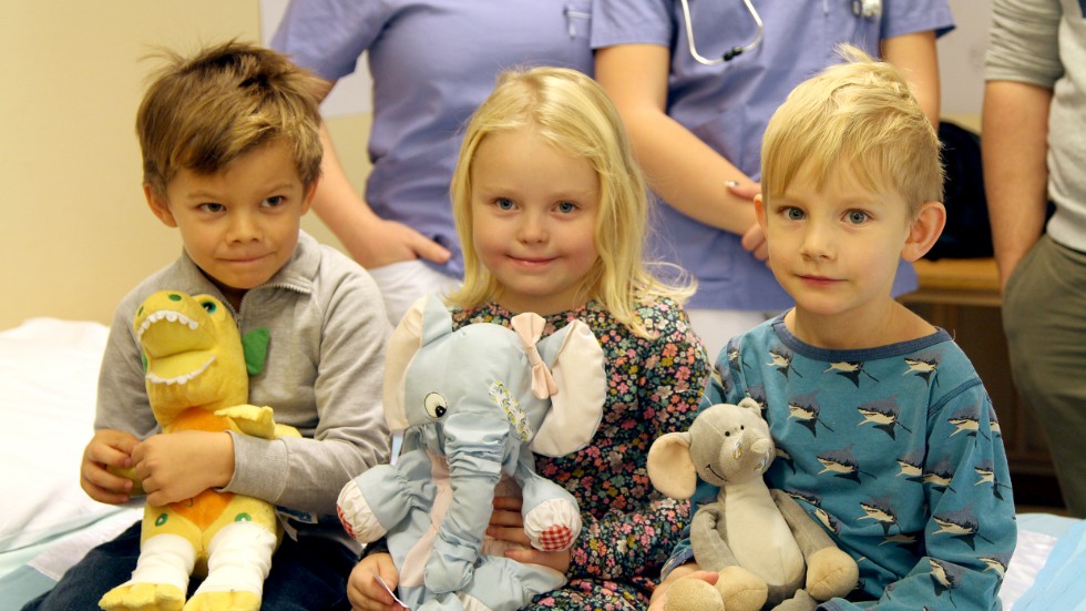 Förskolebarnen Love, Klara och Ture och deras gosedjur var mycket nöjda med besöket på sjukhuset.