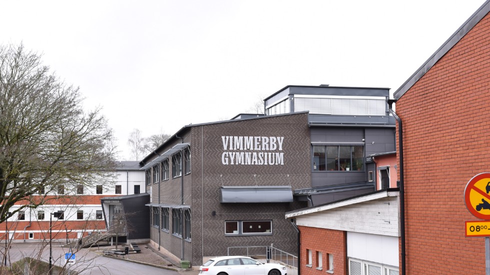 På grund av coronaviruset ställer Vimmerby gymnasium in elevernas resa till Rumänien. "Vi utsätter inte personalen för risker",säger verksamhetschef Anders Eriksson. 