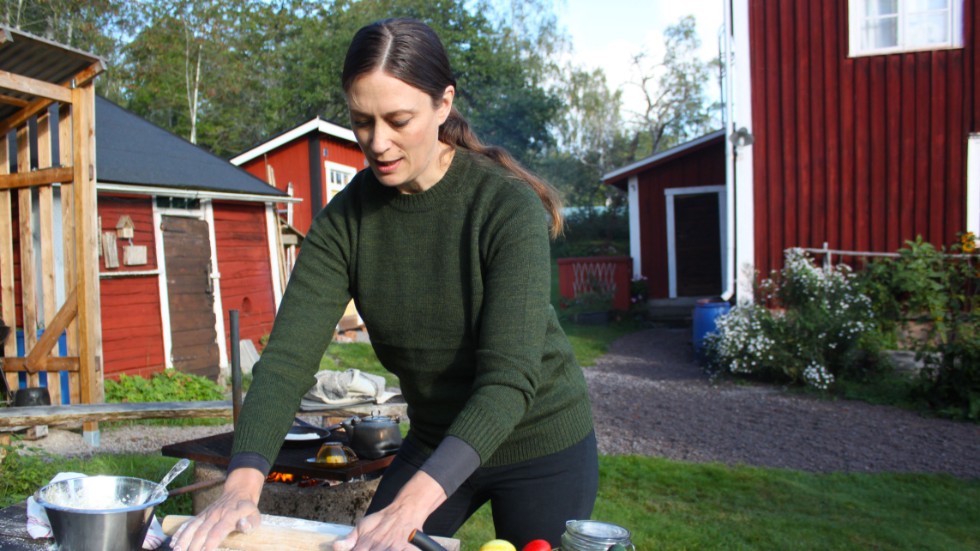 Matlagning i naturen. Ann Sellbrink kommer att jobba mer med mat utomhus. Här bakar hon stompa, eller stekpannebröd, över eld.