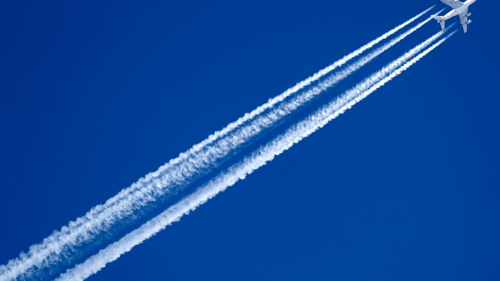 Flygskatten är ett feltänk som inte skapar incitament för flygbolagen att minska sina utsläpp, menar skribenten.