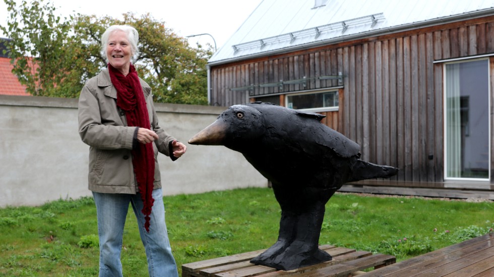 Ann Wolff gläds åt att jättekajan nu landat i hennes trädgård efter flytten från Tjeckien. 