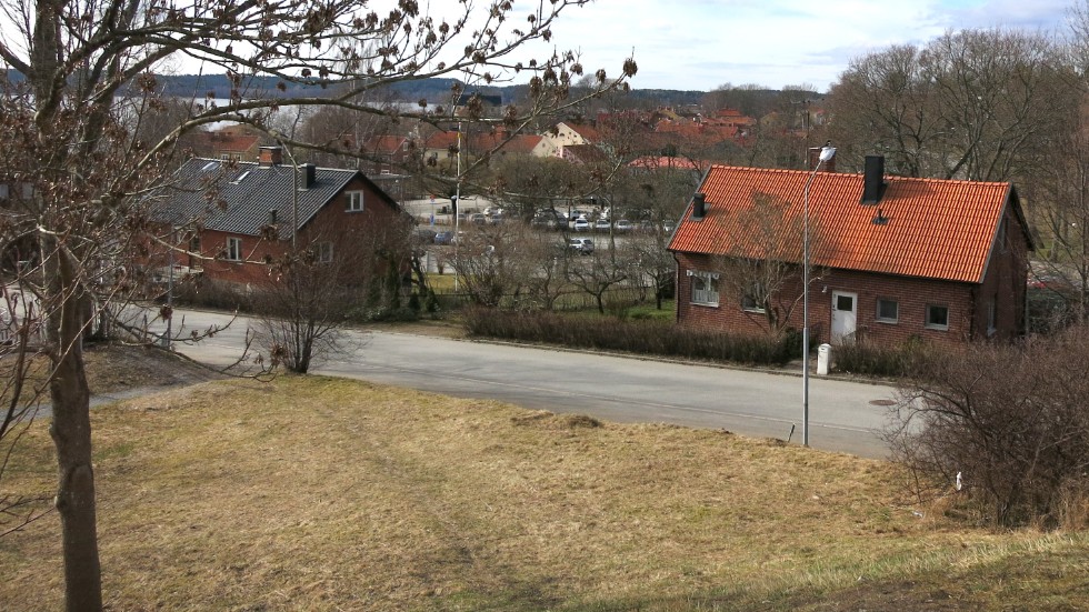 En fastighetsägare på Skolbacken får nu måla sitt hus vitt. Bilden är tagen på gatan i ett annat sammanhang och föreställer inte det aktuella huset.