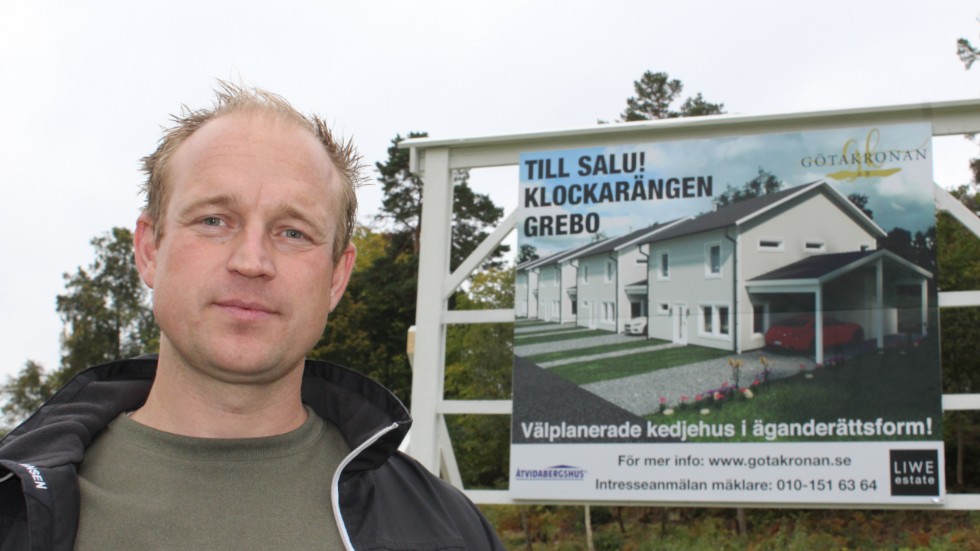 Karl Feldt köpte tomten mellan Grebovägen och Klockarängen i Grebo vid årsskiftet. I december kommer det första av tolv planerade kedjehus på plats.