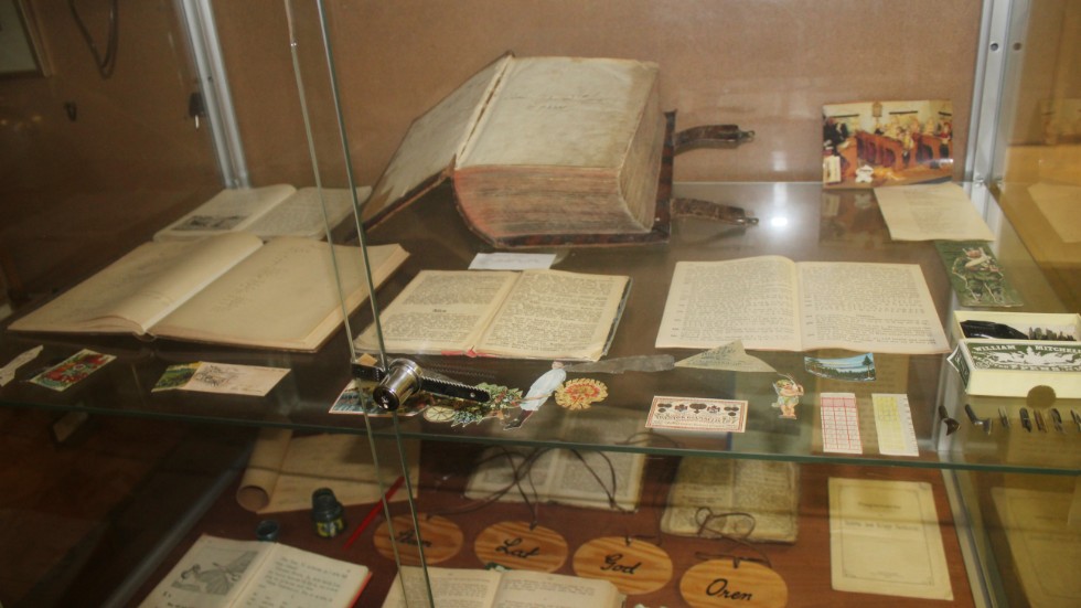Den bibel från 1799, som Aurora skänkte till skolan, är en av dyrgriparna på skolmuseet i Finspång.