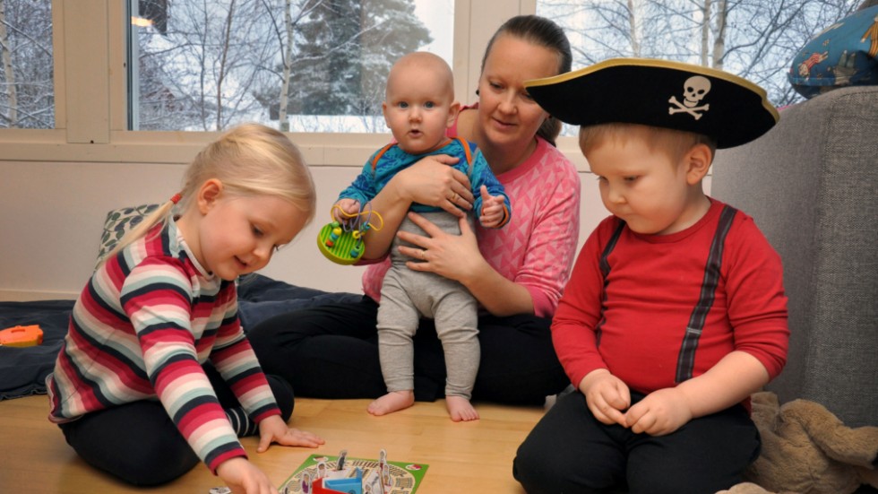 Roligt, tyckte Lotta Garpebring och Valdemar Sundstedt om Alfons Åberg Tågspel. Aino Sundstedt och Manfred Sundstedt hejar på.