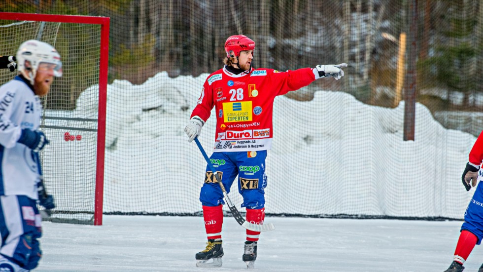 Oxelösunds IK-fostrade Daniel Lehnbom har kickat igång en ny säsong där han leder sina styrkor i Finspångs AIK – som spelande huvudtränare. 