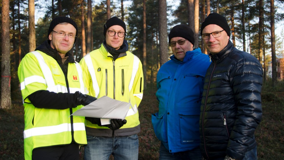 Tommy Nilsson, Olov Englund, Stig Carlsson och Sven Nordlund på platsen där hyreshusen ska stå.