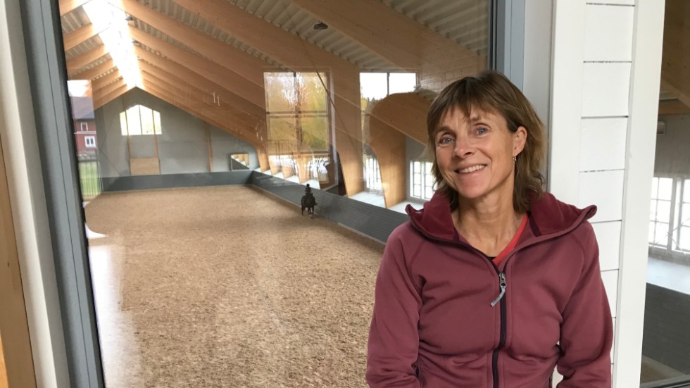 Monika Crafoord i loungen i den toppmoderna ridhusanläggningen osm invigdes för två år sedan. Det var hästintresset som från början ledde familjen till Nyköping och gården Lasätter. 