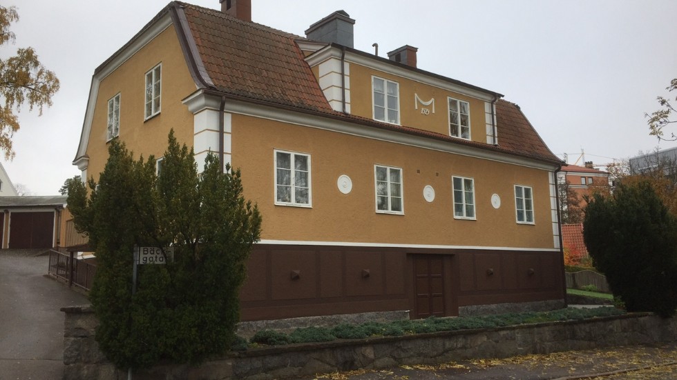 Fastigheten på Bäckgatan 6 inrymde ursprungligen en rad speceri-, charkuteri- och mjölkbutiker, samt under många år bageri. Byggnaden stod färdig 1929 och är ritad av byggmästaren Melker Andersson. 