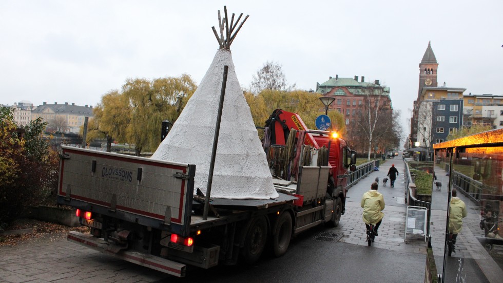 Här kommer "Lavvu" på lastbil från Bråvalla till Refvens grund.