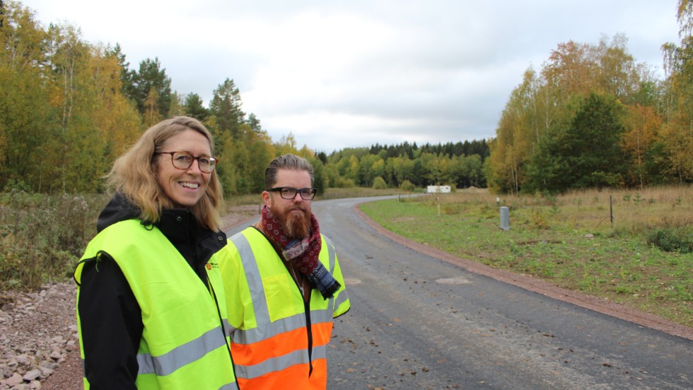 Jessika Strand Andersson och Christian Mattsson på Mjölby kommun är nöjda med att kunna tillföra 11 nya villatomter till tomtkön.