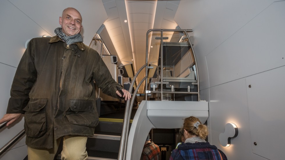 Johan Örjes (C), regionråd passar på att ta en titt invändigt på det nya tåget.
