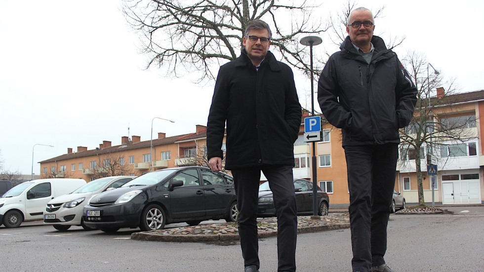 Lars Rosander och Tomas Söreling sätter ner foten. "Parkeringsvakterna är väl nitiska i sitt uppdrag att lappa bilar i kommunen", anser de.