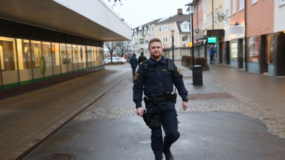 Polis som fotpatrullerar i Hultsfred kommer att bli en betydligt vanligare syn framöver, nu när Hampus Jonsson och Ketty Bengtsson börjat som kommunpoliser.