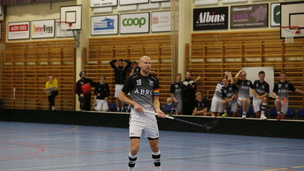Lagkaptenen Johan "JC" Carlsson har förlängt sitt kontrakt med Vimmerby.