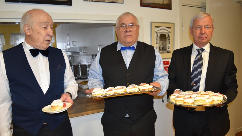 Sören Hugosson, Tommy Alf och Roland Karlsson hade klätt upp sig för att vara serveringspersonal för en eftermiddag.