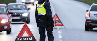 Polis ertappade två bilförare utan körkort.