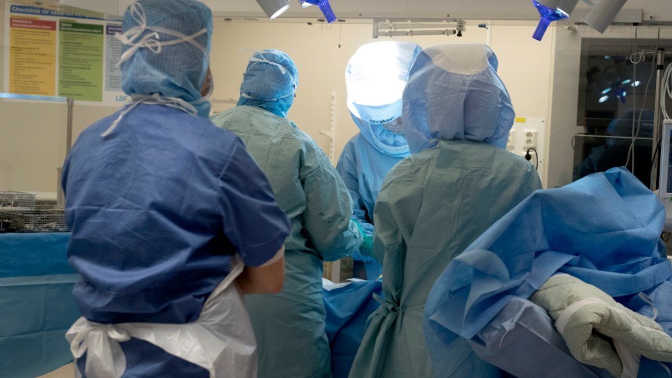 Varje operationsteam består av ortoped, narkossköterska, operationssköterska och undersköterska.