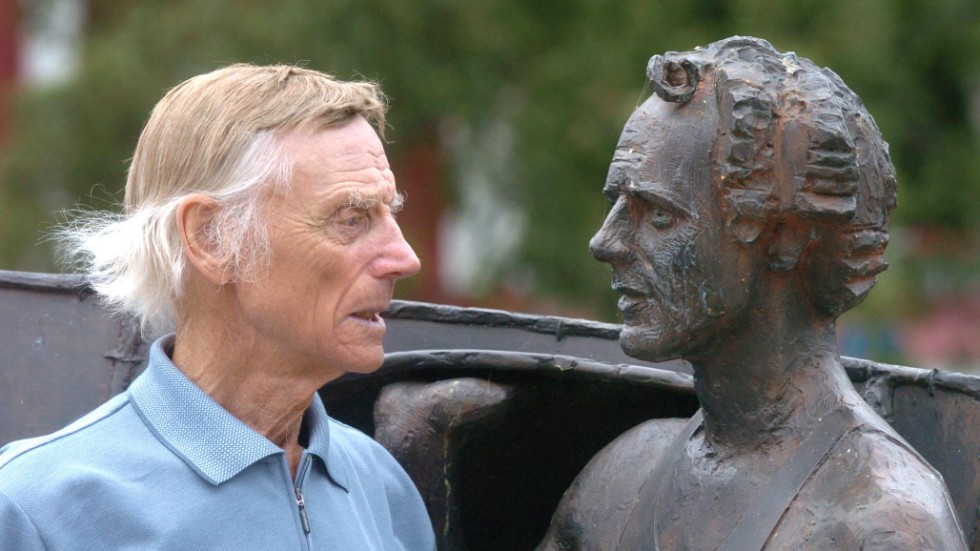 Sommaren 2004. Då hade Gert hunnit vänja sig vid sin egen staty i brons, som gjordes av Thomas Qvarsebo 2002.