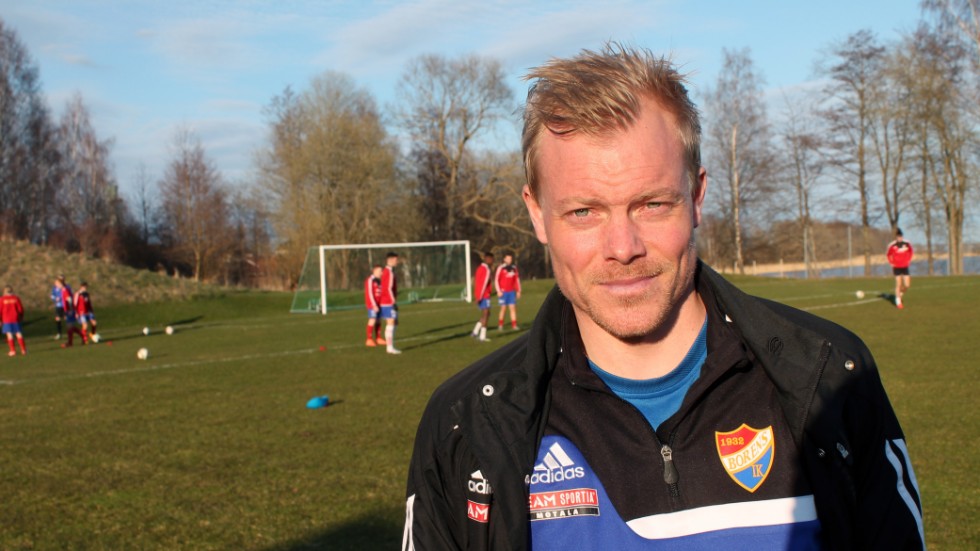 Nio östgötaderbyn blir det för Borens IK som har flera nya spelare på gång inför division 3-återkomsten. Tränaren Martin Axén är i gång med förberedelserna.