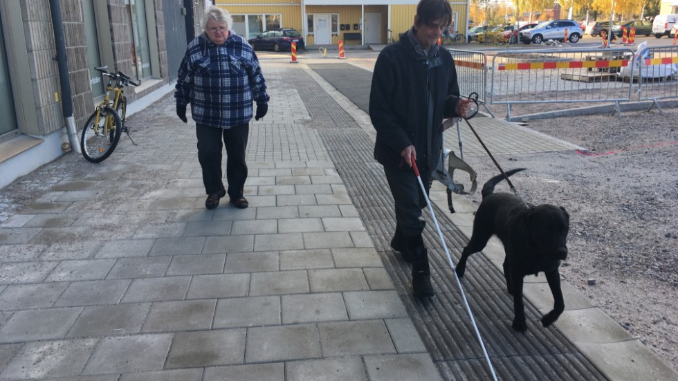 Christer Karlsson och hans ledarhund Nicke är ett sammansvetsat team. De gör dagliga promenader i Öjebyn.