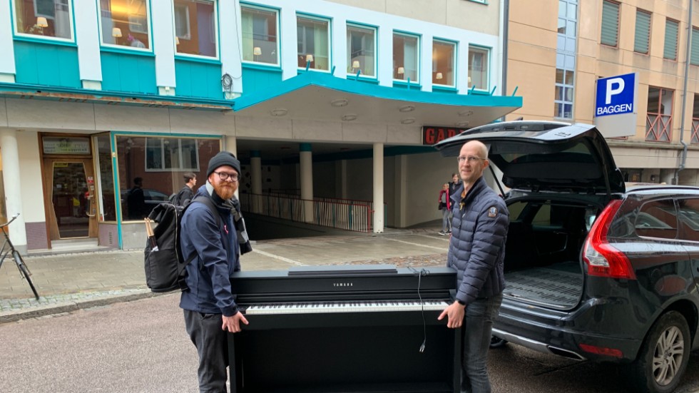 Jens Edhammer (till vänster) fyndade ett piano. David Bäck agerade bärhjälp, och fick sig ett par nya trumpinnar. 
