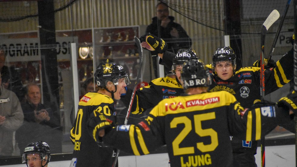 Jonatan Augustsson (längst bak till höger) gjorde Vimmerbys 1-0-mål, vilket är hans första för säsongen. Även i övrigt gjorde han en bra match. 