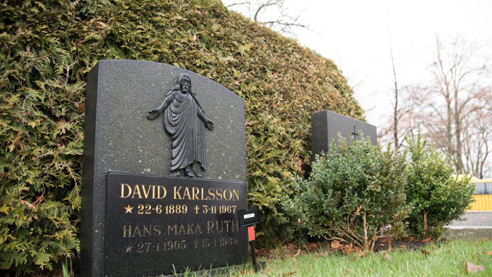 Stenhuggare David Karlsson ligger begravd tillsammans med sin maka Ruth på Gamla kyrkogården i Västervik. En släkting till honom gissar att stenen är huggen av David själv. 