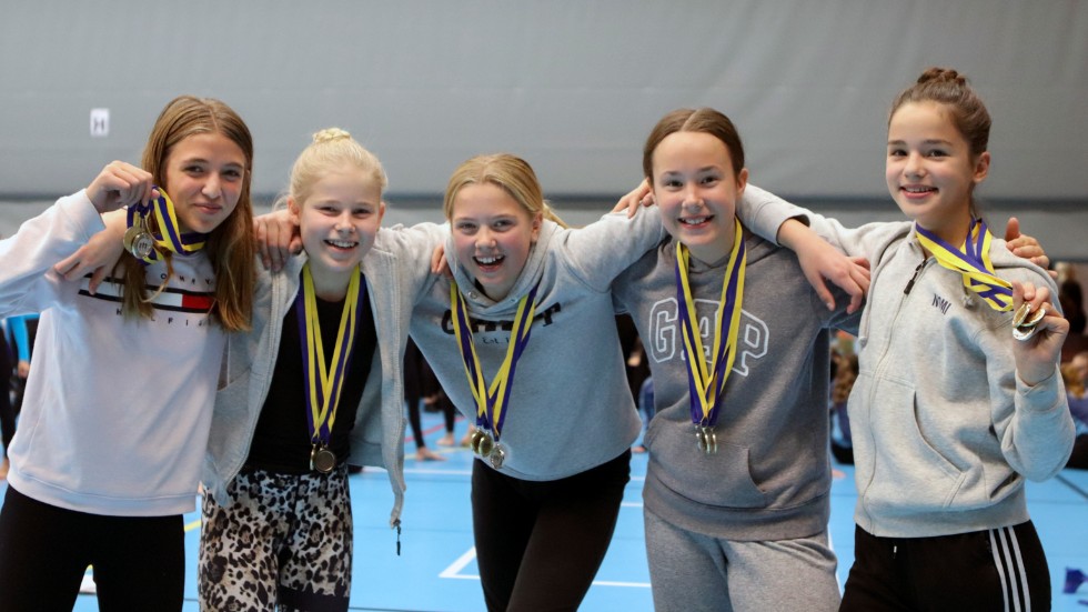 Nellie Sääw, Svea Harrsjö, Linn Bergsten, Lova Holmqvist och Nomi Vusir kunde glädjas åt två guld och ett silver på söndagen. Laget består av ytterligare tre gymnaster.