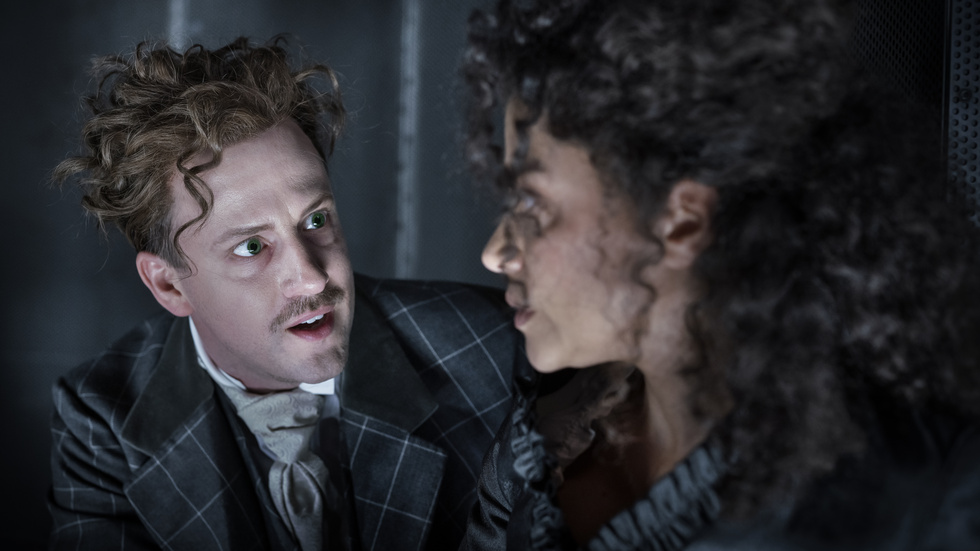 Anders Jacob som Doktor Rank och Siham Shurafa som Nora i Teater Sörmands uppsättning av "Ett dockhem", som gästspelade på länsteaterns scen under helgen.