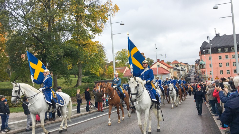 Tusentals Uppsalabor trängdes kring gatorna för att få se när den Beridna högvakten paraderade genom staden.