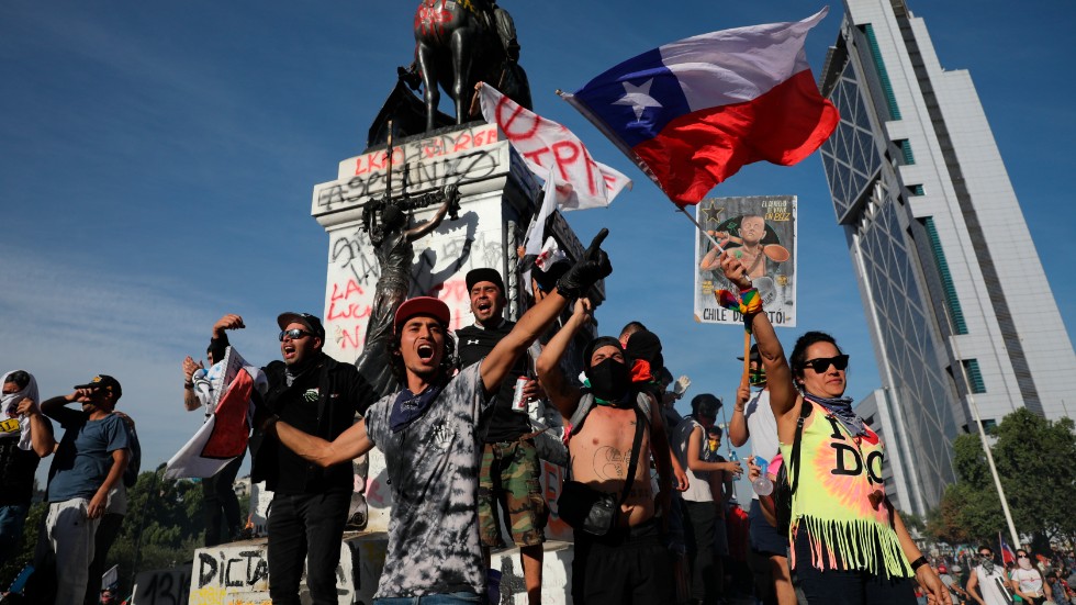 Protester mot regeringen i Santiago, Chile, i onsdags.