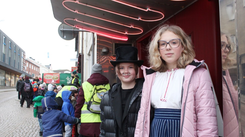 Dina Johansson och Emilia Sandberg, teaterelever på Kulturskolan, tar hand om de yngre barnen när de ska vandra från skolbion till teaterföreställningen. Under Astridveckan bjuds kultur på temat längtan.