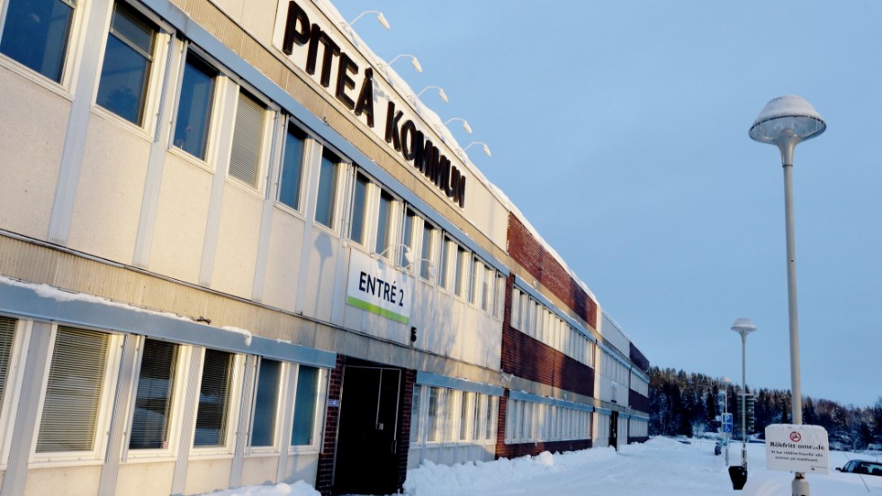 En privatperson anser sig vilseledd av en handläggare på Piteå kommun i samband med ett markköp. Nu har han stämt kommunen och fredag inleds förhandlingar i Luleå tingsrätt.