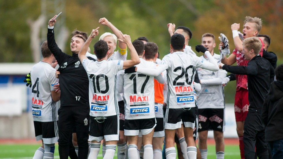 Motala AIF:s mittback Jesper Adolfsson, som ses till vänster om målvakten, är utsedd till bäste back i division 2 södra Svealand. På söndag spelar Maif kval mot Karlberg.