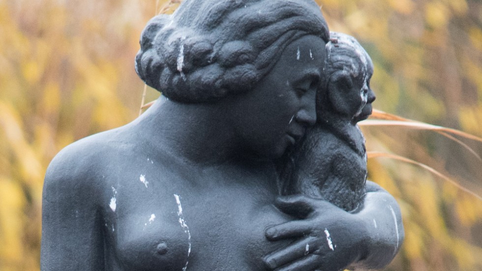Kvinnan lutar sitt huvud mot apan. För närvarande är det oklart vem som utfört statyn och vad den betyder. 