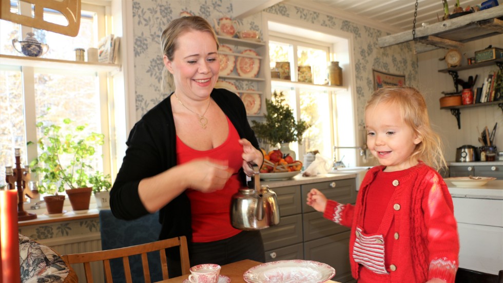 Hannah Bergstedt och dottern Tyra fikar hemma i det gamla, välbevarade köket.