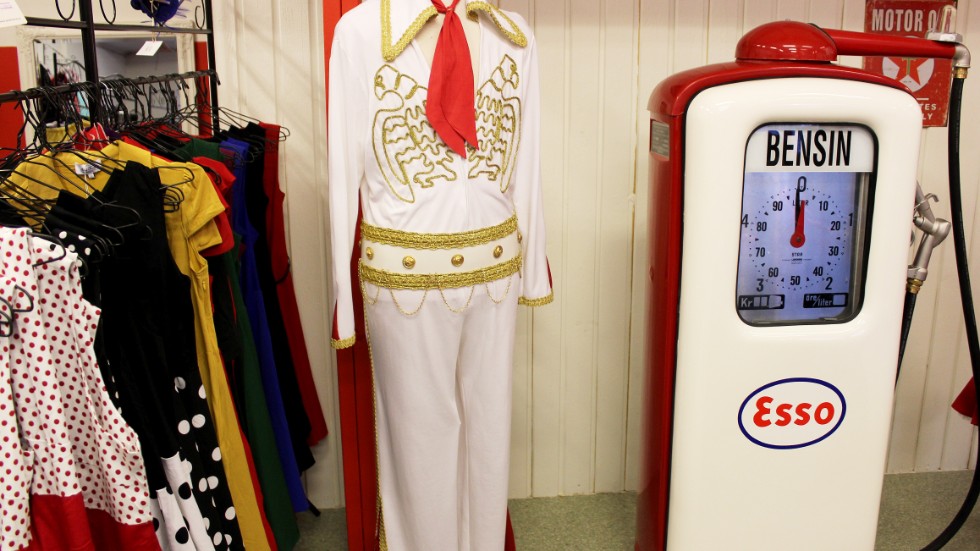Den här kostymen ingick i Presleys garderob, med han hade aldrig den på sig på scenen. Paret Sehlstedt köpte den i somras i Las Vegas. 
