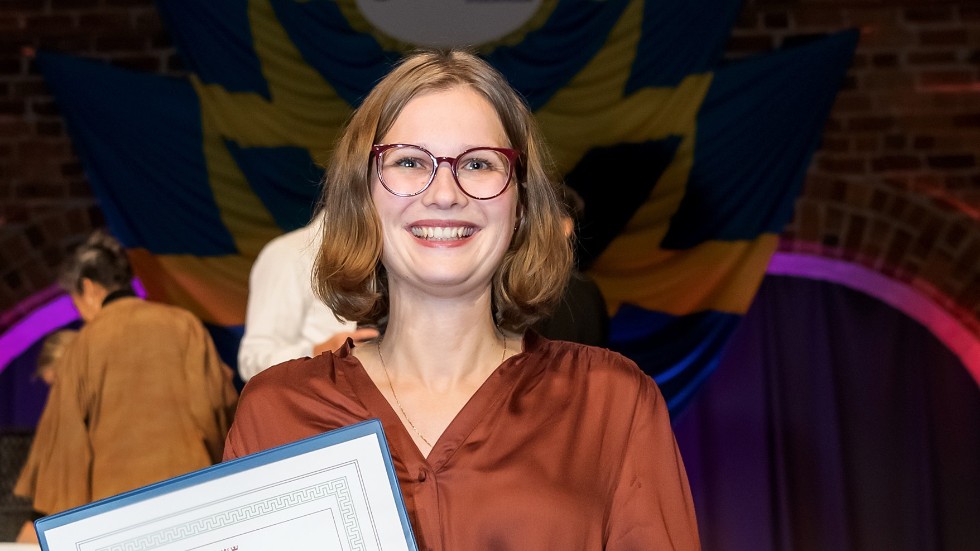 Julia Gustavsson från Odensvi har nyligen tilldelats gesällbrev i herrskräddaryrket.   