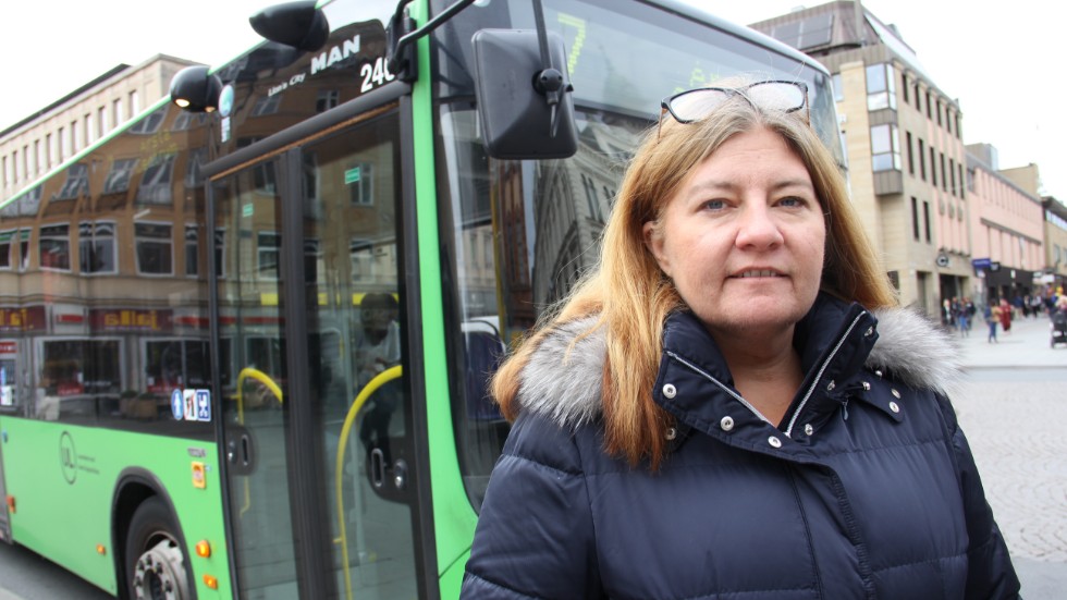 Helena Proos är kritisk till att Uppsalas bussar ännu inte fått platsutrop för avgångar.