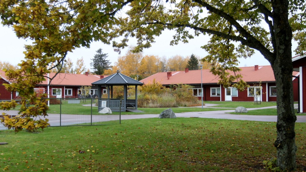 Vid Solgården samlas nu socialpsykiatrins verksamhet inom vård- och omsorgsförvaltningen. Träffpunkten har flyttat hit från Kyrkogatan men även de boenden som kommunen har på Rombergsgatan.
