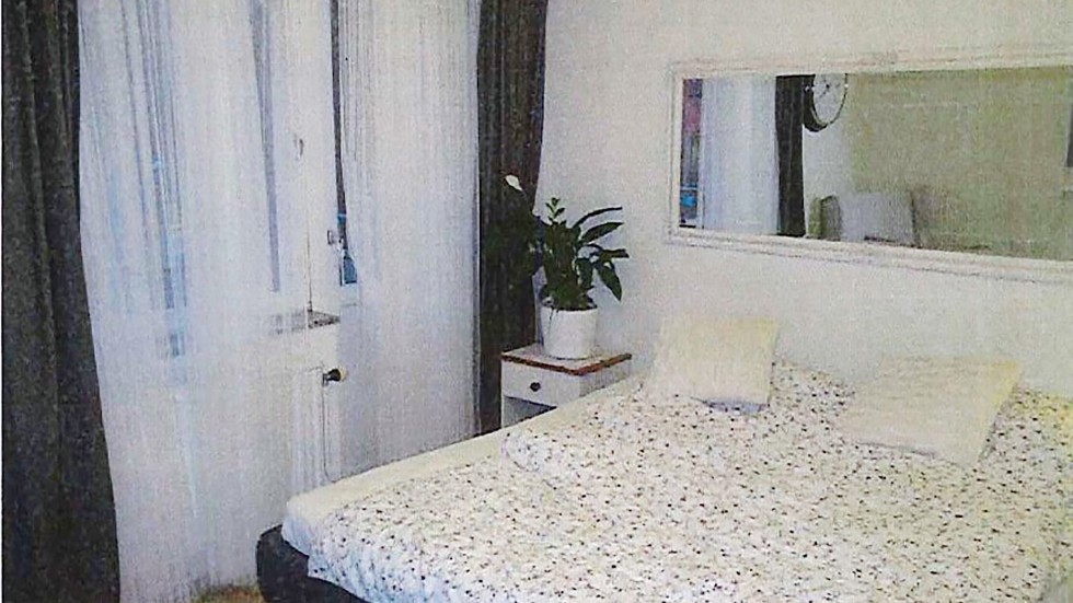 Två män förmådde en kvinna att sälja sex i en bostad i Uppsala i somras. 