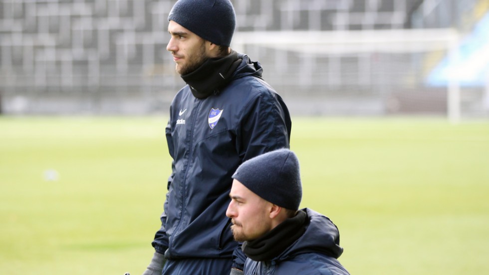 Tarik Hamza (här med Henrik Castegren) är inställd å att fullfölja konktraktet med IFK Mariehamn. 