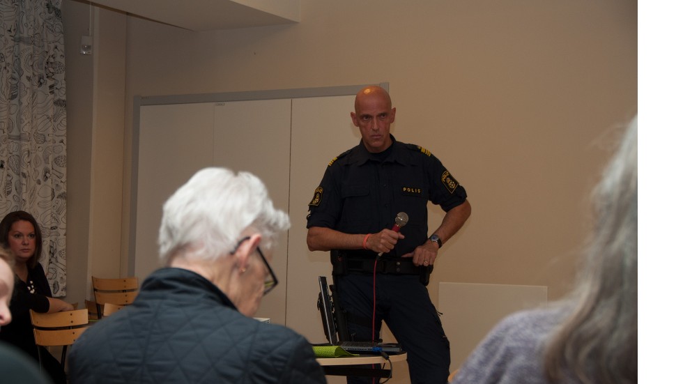 Polisen Jale Poljarevius talade om ökad trygghet i Gränby. 