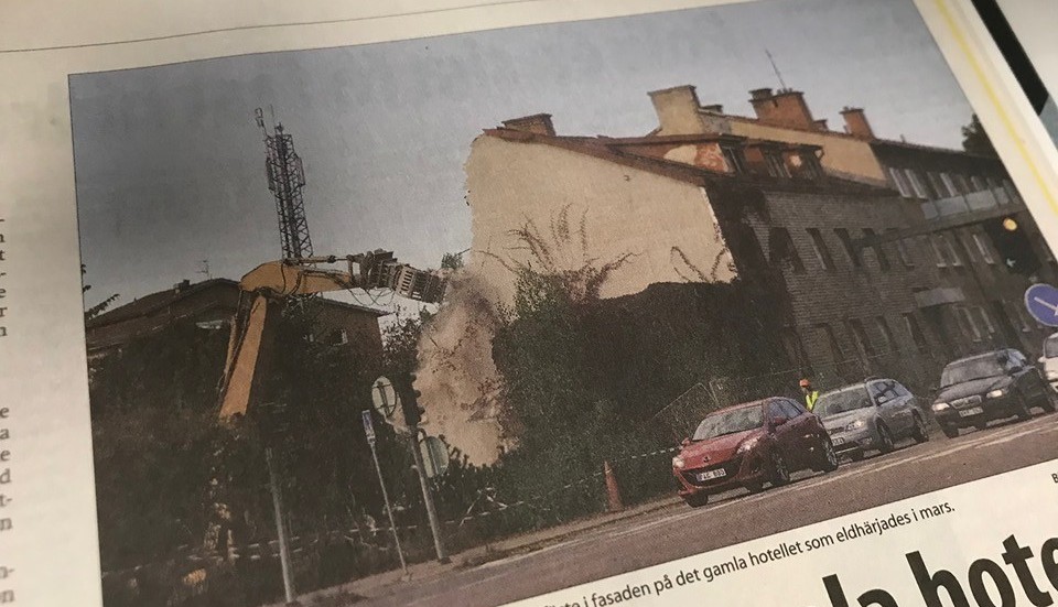Kuriren för 10 år sedan: Det tidigare hotellet på Eriksbergsvägen i Katrineholm, som eldhärjades i mars, håller på att rivas.