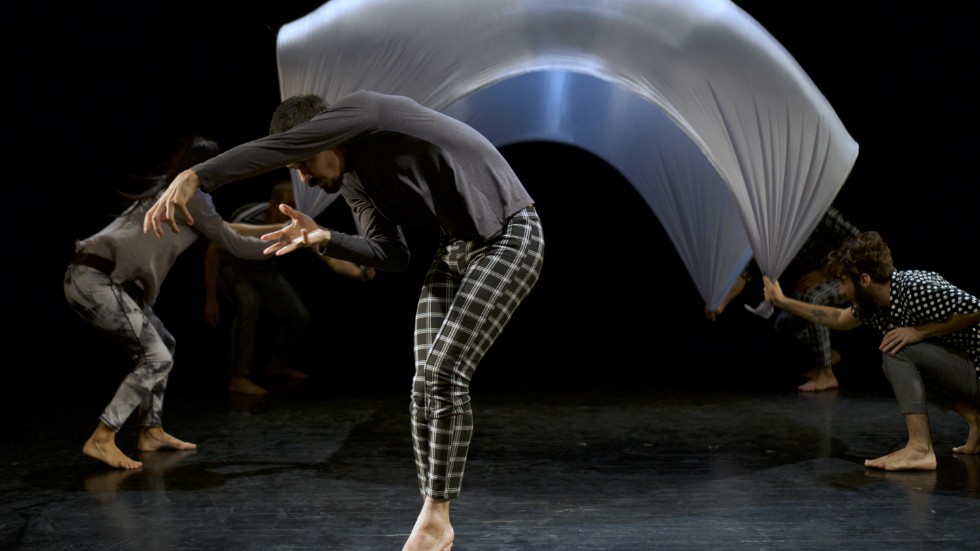 Sex dansare från kubanska Danza Teatro Retazos medverkar i dansföreställningen "Shapes".