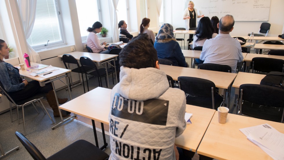 Asylsökande lär sig svenska på ett utbildningscenter för Sfi, svenska för invandrare i Täby 